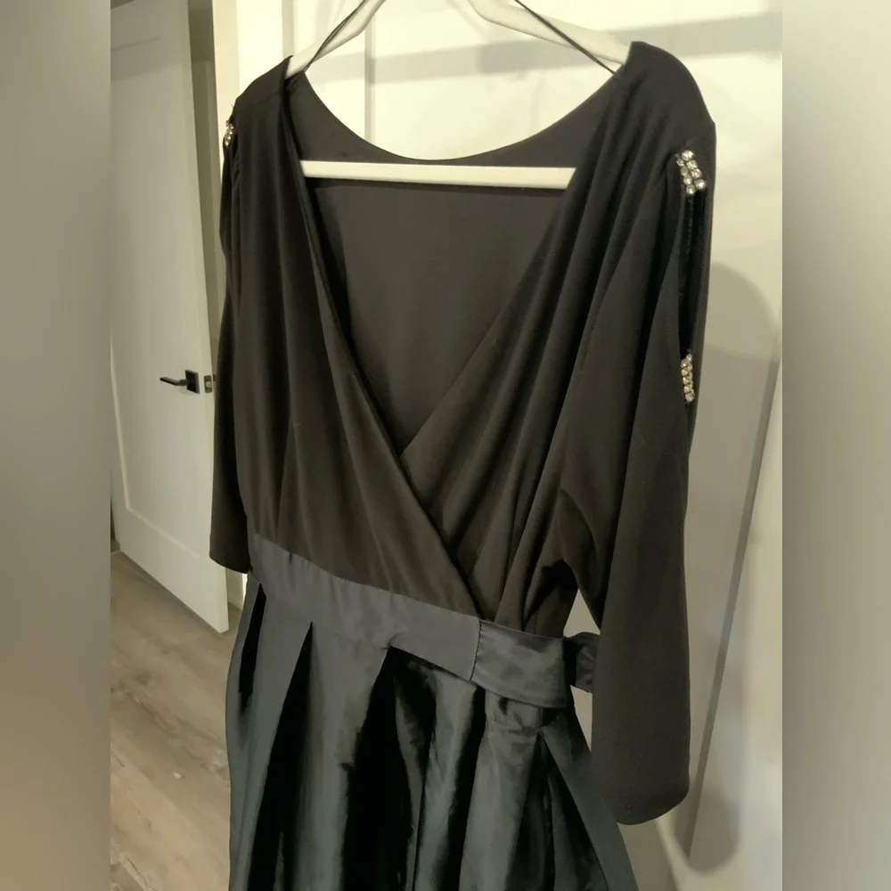 Adrianna Papell: Elegant Black Dress Midi Dress - Picture 2 of 8